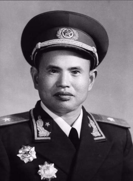 1938年，八路军打退日军进攻后，营长王耀南突然下达了一个奇怪的命令：“大家快冲