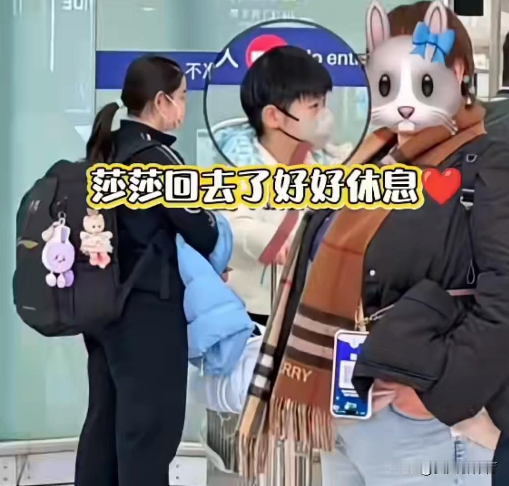 孙颖莎安全抵达北京了！今天早上在香港🇭🇰机场，有球迷偶遇到何卓佳和孙颖莎，航