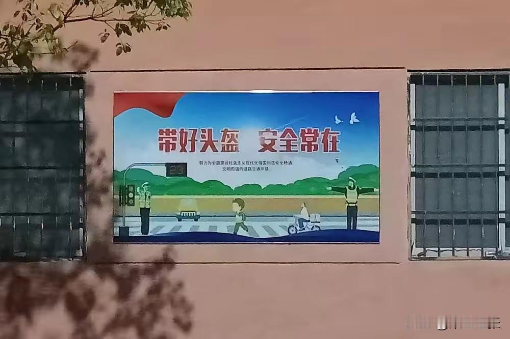 这么大且常见的一个字，挂在学校墙壁上，竟没人发现是错别字，真是讽刺！“带”“戴”