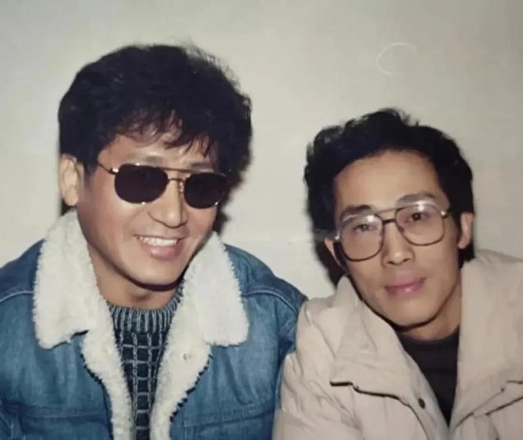 这是1988年5月，陈彼得从台湾回到成都，与胞弟离开近四十年后的第一次合影。陈