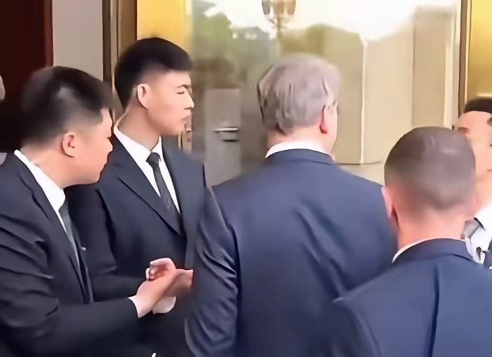 人民大会堂安保人员阻拦美方人员这一幕，给所有接待外国人的单位打了一个样！看视频