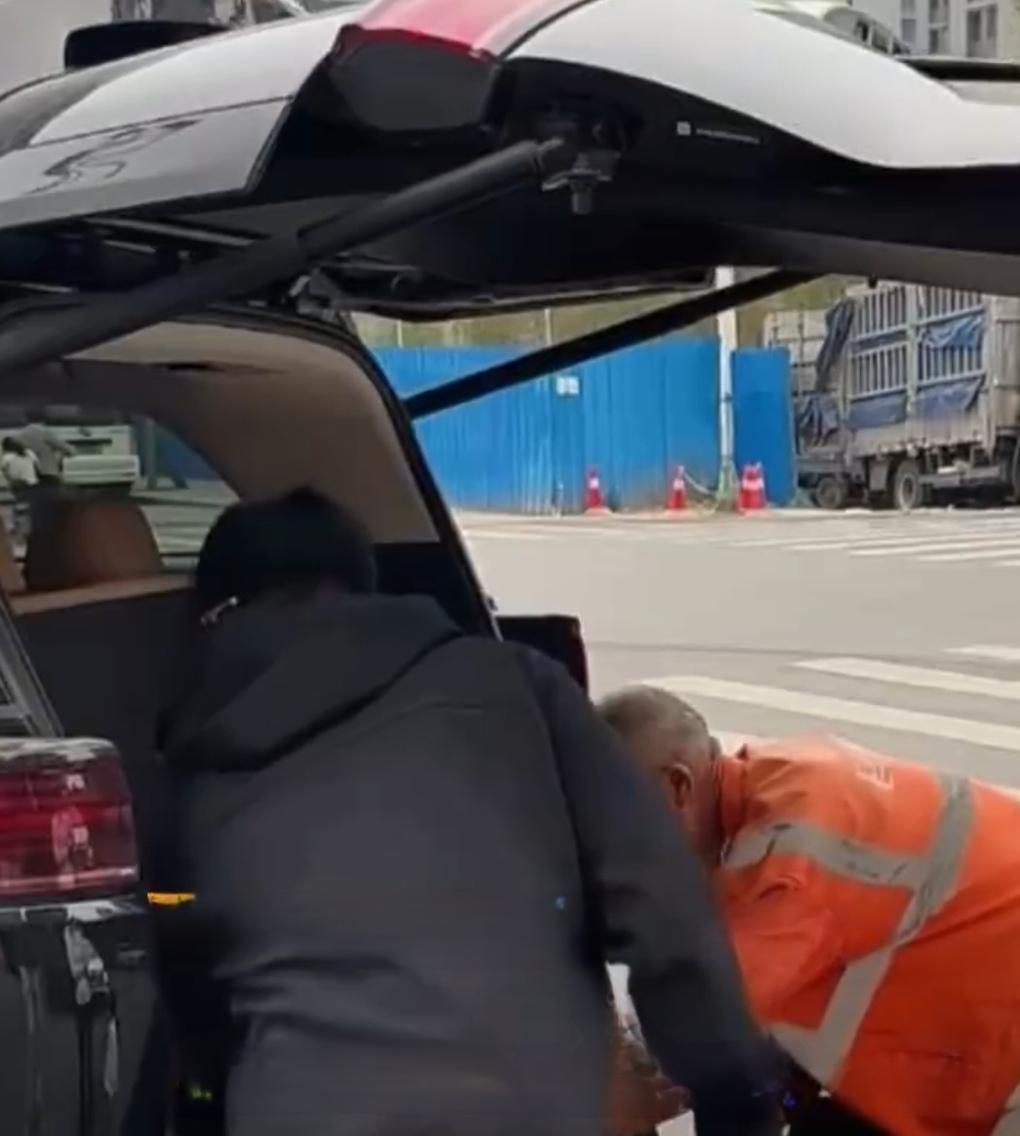 近日，河南安阳发生了一件特别暖心的小事。一名男子把攒了两个月的空塑料瓶，塞满