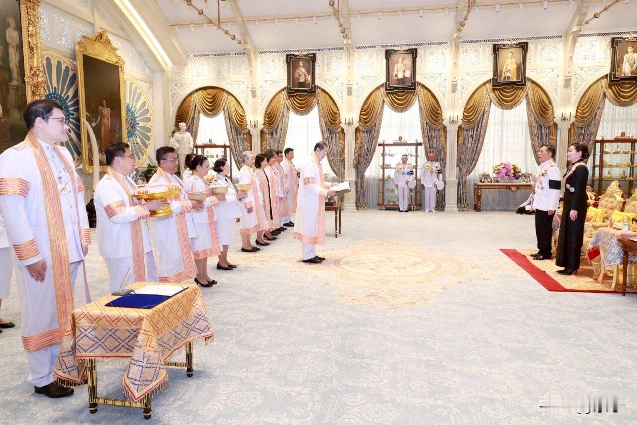 12月13日，苏提达王后再次喜获新博士学位，朱拉隆功大学校长率领的皇家学术委员会