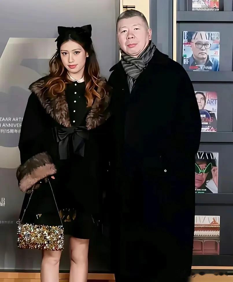 距离徐帆回应离婚都8个多月了，最近冯小刚和养女互动频繁，亲密照频出，这很难不让人