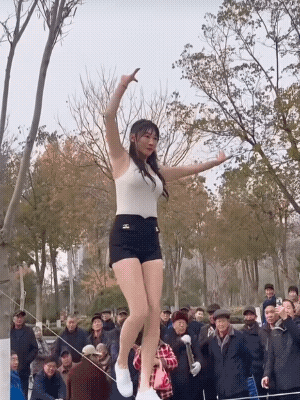 台上一分钟，台下十年功。如此高挑的美女难度更大，给你点赞。