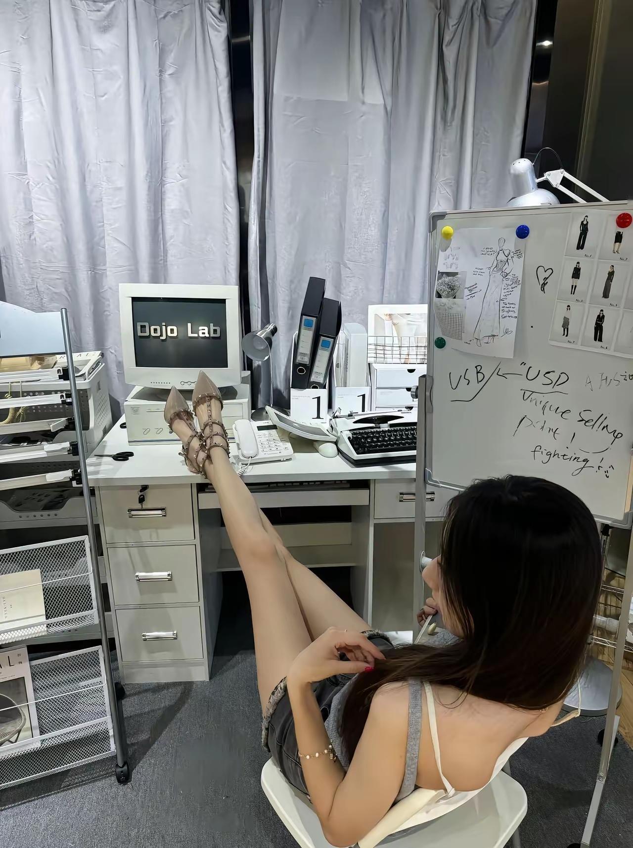 二十岁就拥有华伦天奴，很难吗[墨镜]