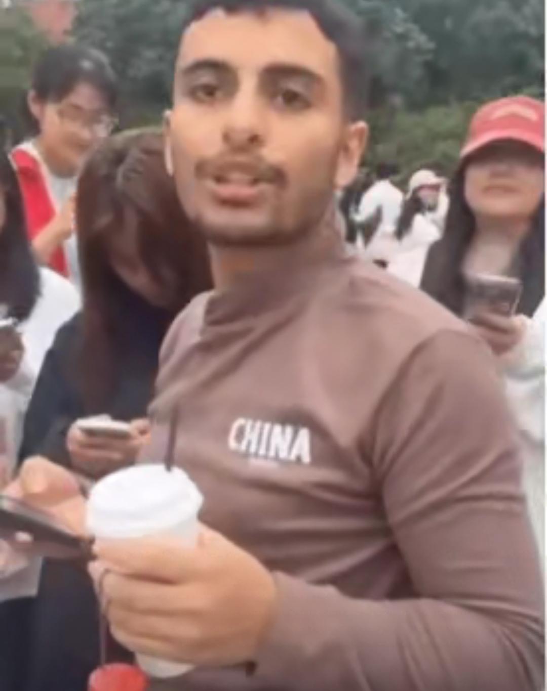 “女大学生追着老外亮二维码，别再误读成‘更爱学英语’了！”一群姑娘满脸期待递手