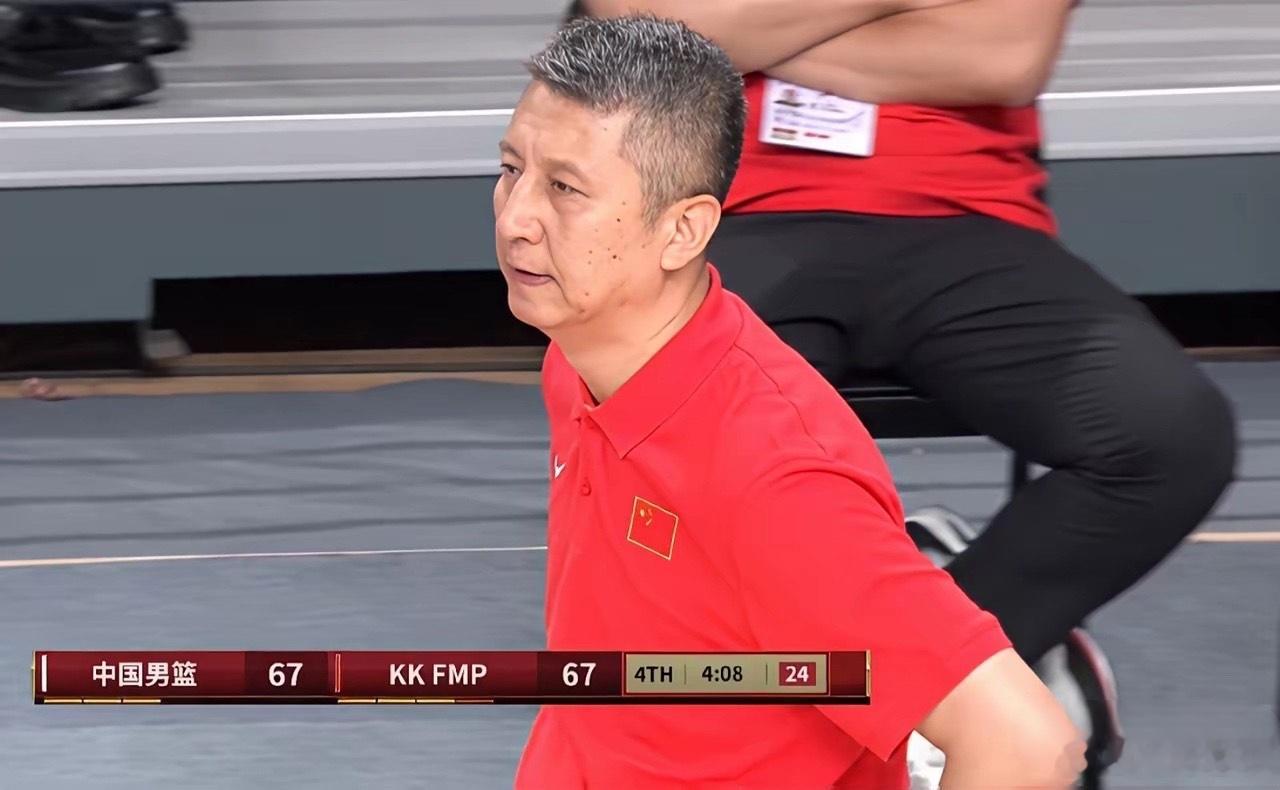 郭士强真让杜锋汗颜！不是因为中国男篮82:78赢了塞尔维亚的拉德尼基，徐昕又4投