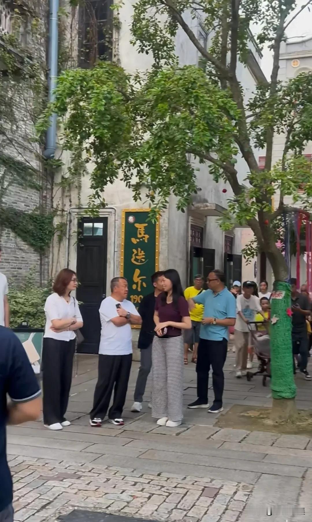 曾志伟现身广东江门做节目，头发花白，身材发福，穿着白色T恤和黑色裤子，哪怕踩着五