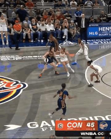 WNBA的美女们打起来了……幸亏她们没有互相扯头发[捂眼睛][捂眼睛]​​​