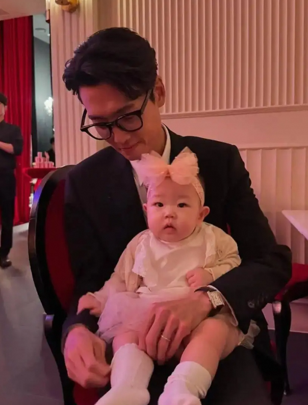 郑敬淏崔秀英婚礼抱娃熟练是提前演练当爸妈?