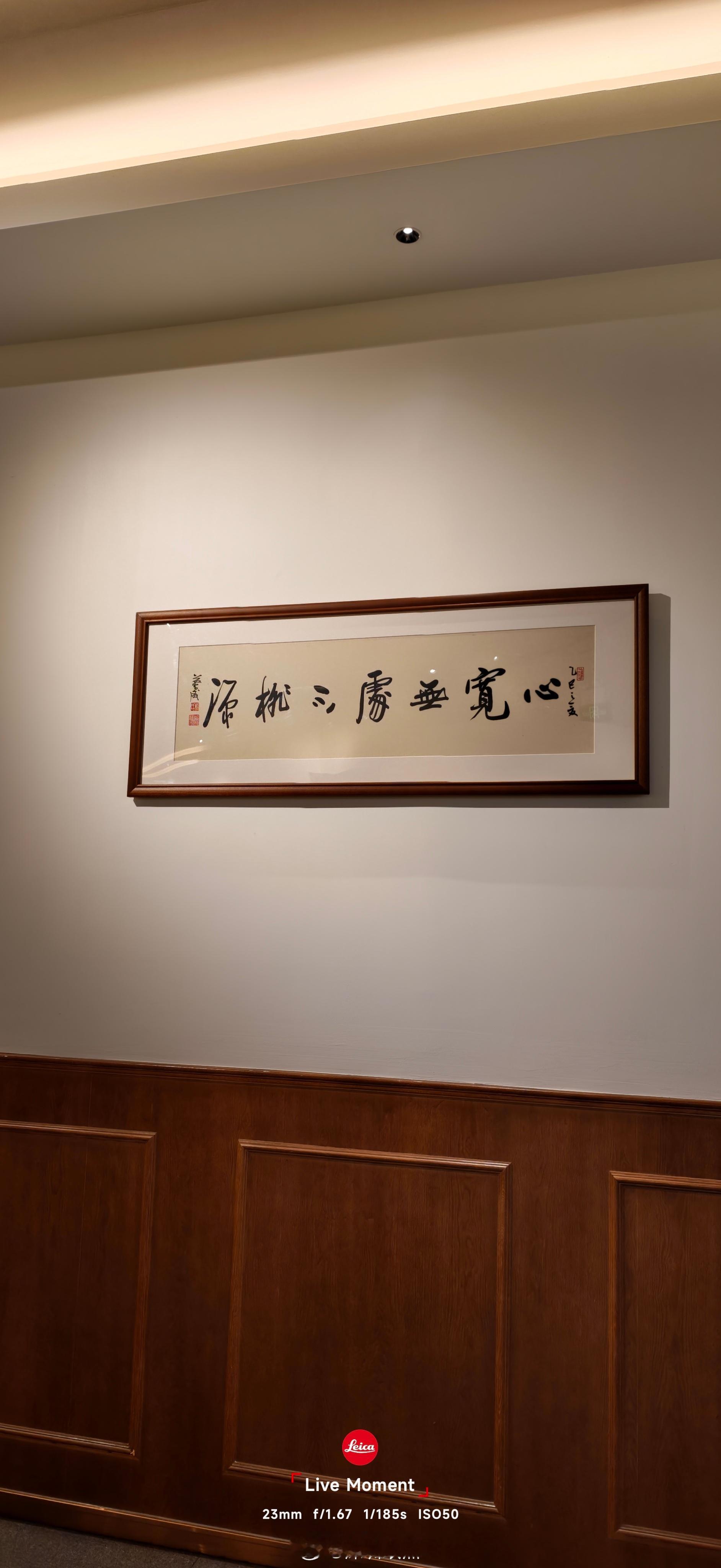 罗湖珧记饭店，最近挺火的粤菜。骟鸡皮脆肉嫩，但是太肥了些，点白切鸡就好了，乳鸽无