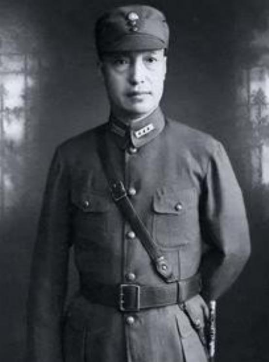 1950年，36军军长刘万春接到通知到北京参加会议，可是刚下车，就看到几名全