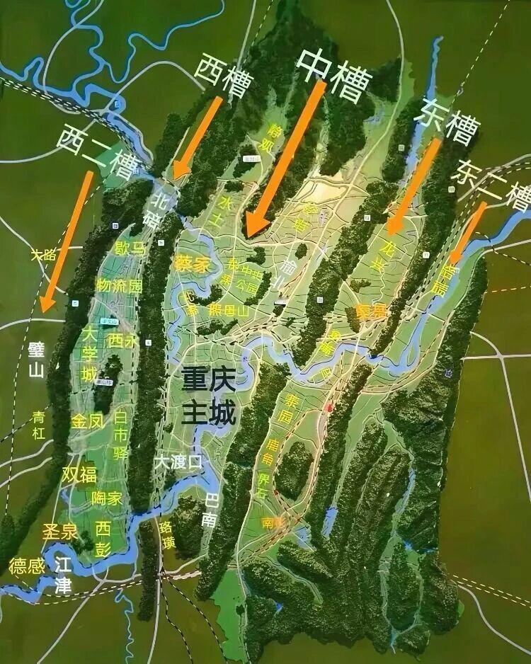 重庆中心城区建成区位于川东平行岭谷区，整体呈现“四山夹三槽、两江交汇”格局：缙云