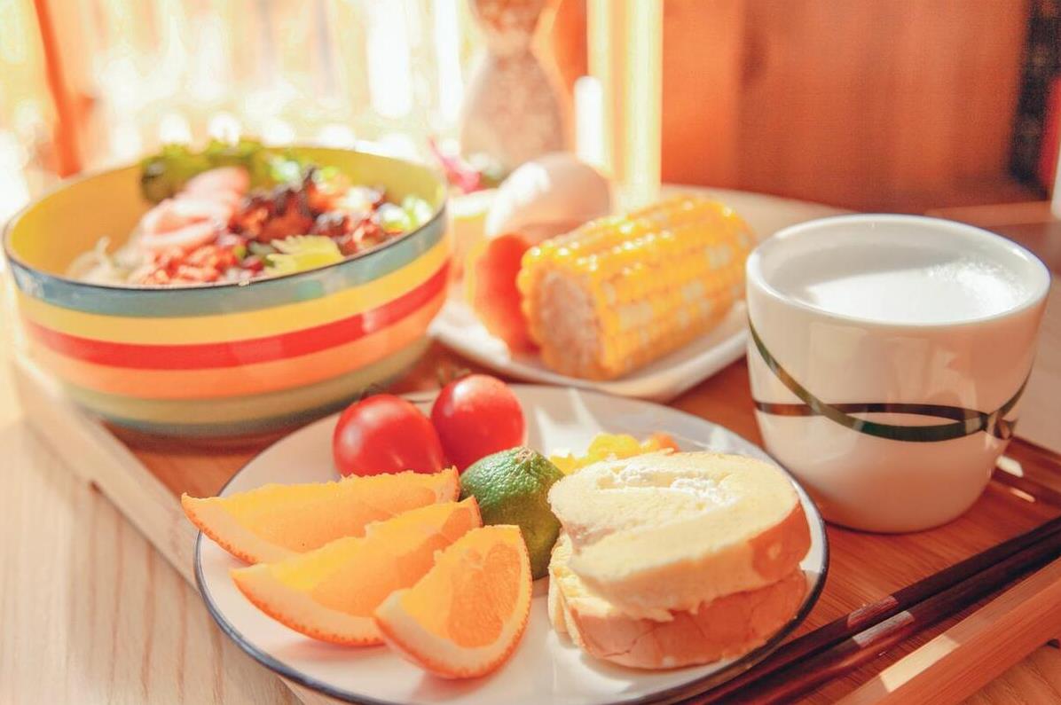美女开早餐店，豆浆2块钱一碗，生意不好！后来，好改变了一下：豆浆随便喝！不限量