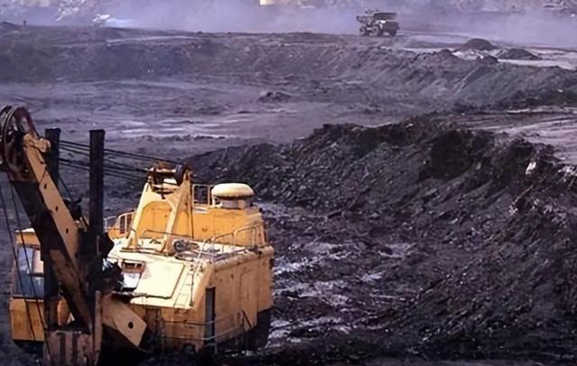 所有人都在等中国对日本出手，结果海关数据一公布，全都懵了。2025年11月，中国