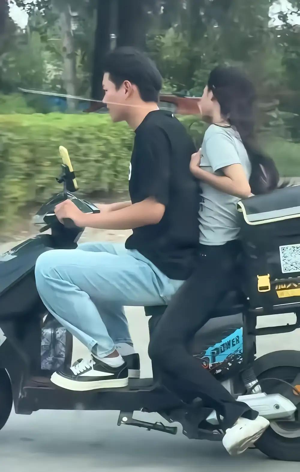 女生：妈妈说了，女人要懂得爱护自己！男生：真就真就一点便宜都不给呗，白载一程.