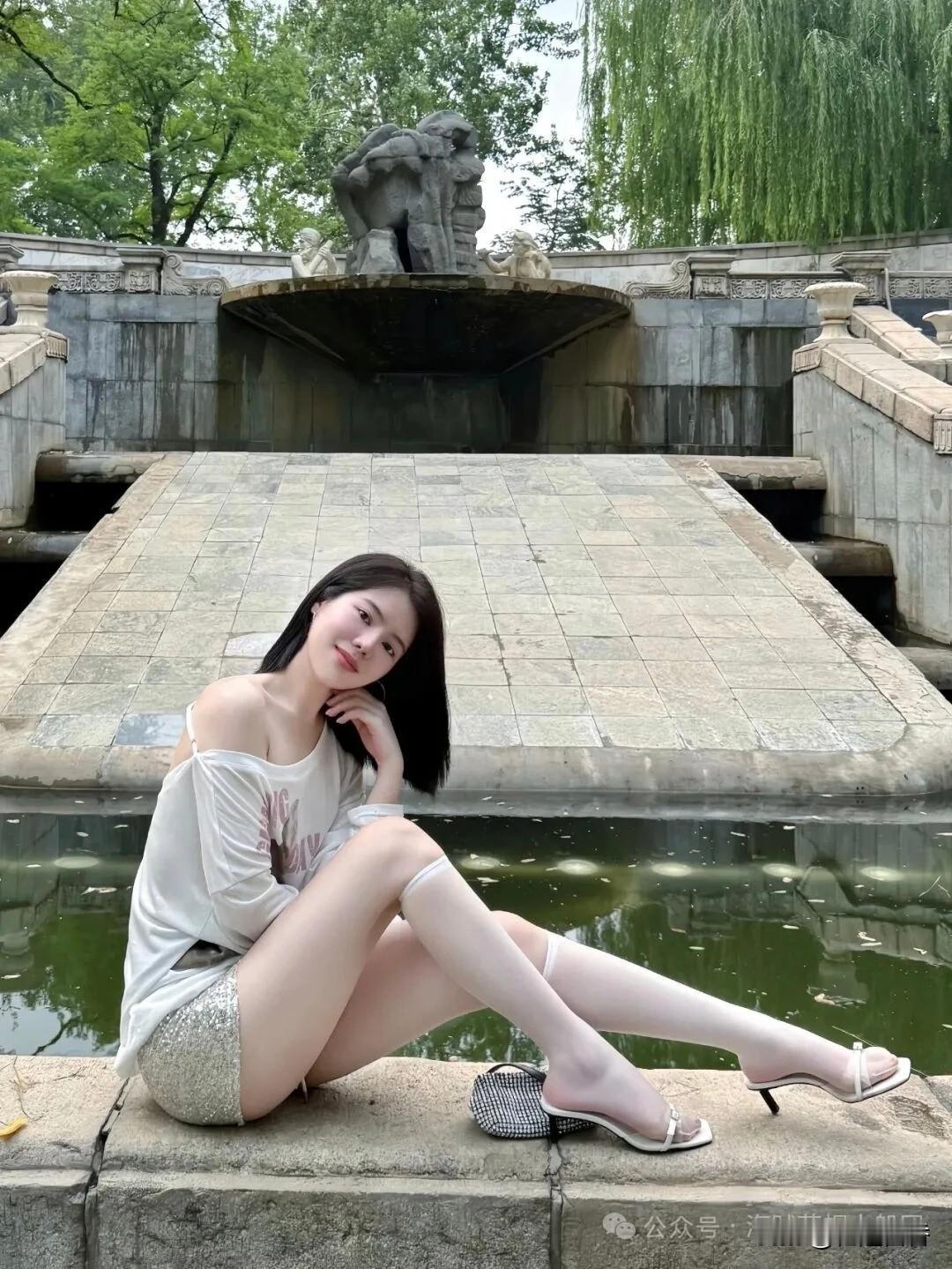 优雅气质，静坐古桥，享受宁静时光。