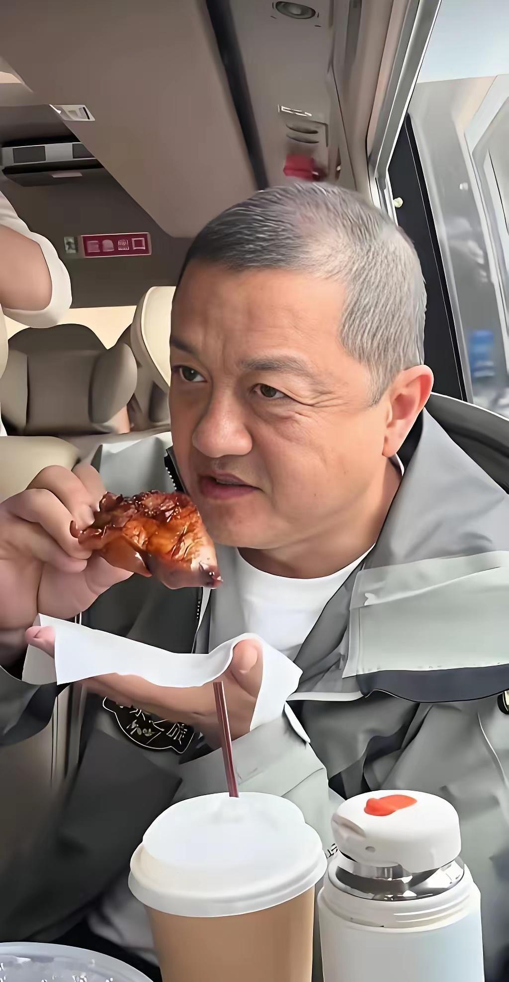 李亚鹏也老得太快了吧，网友说他没有明星架子，非常的接地气！吃的是猪脚吗