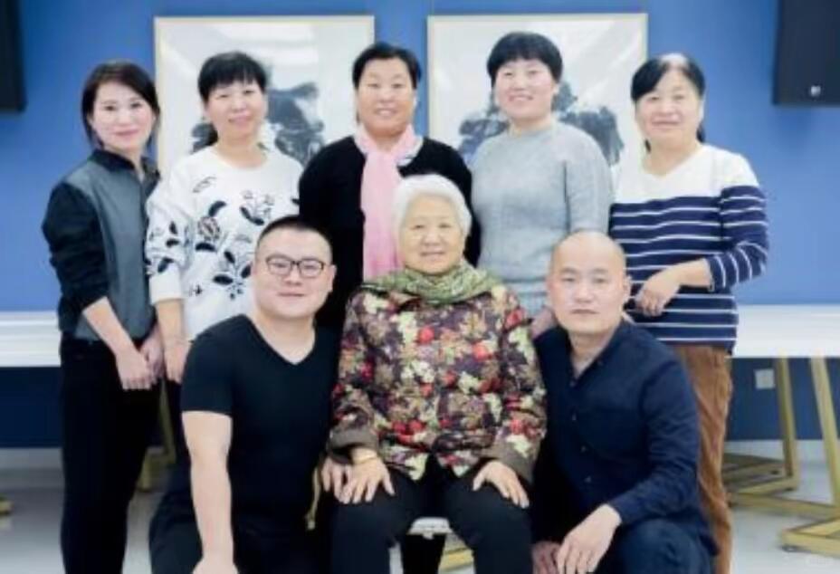 岳云鹏执着把母亲接到北京同住，四层核心原因一、终身心结：错过父亲最后一面，