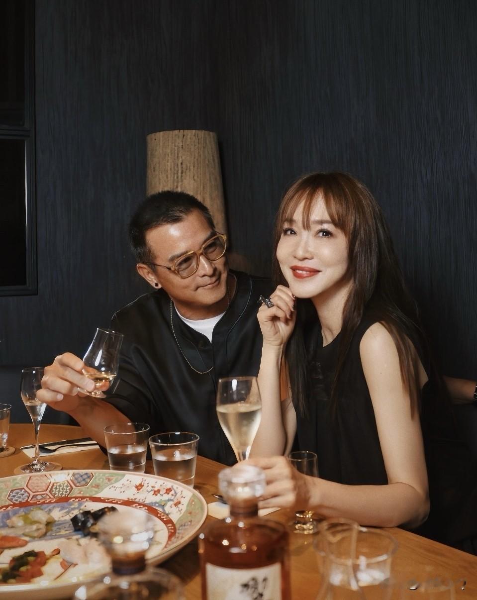 李铭顺为了和范文芳约会，特意捯饬了一下，花白的头发染成了黑发，嘻哈造型还挺年轻，