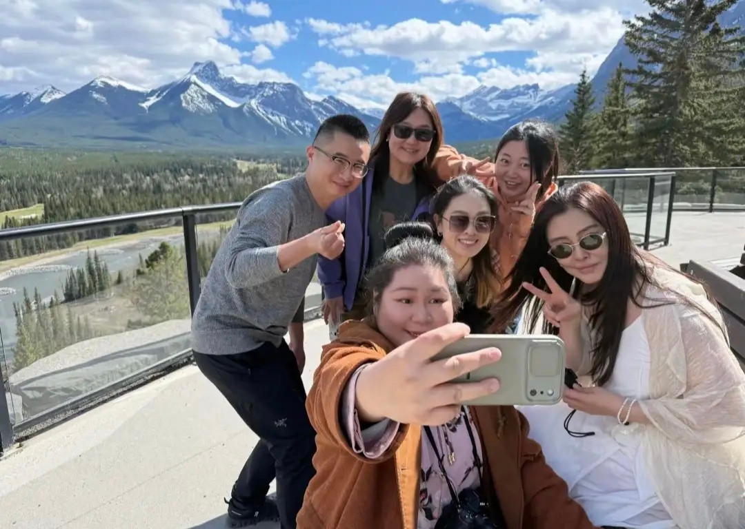 59岁王祖贤现身加拿大班夫和一帮华人进行颂钵疗愈之旅，她的状态看起来真不错，身材