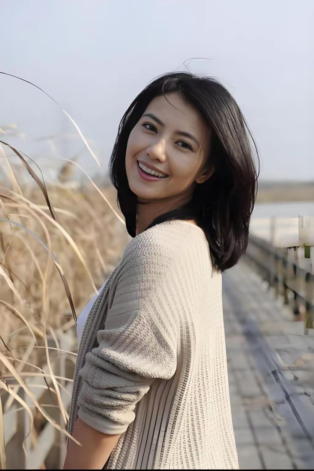 主持人问高圆圆：上学的时候，是不是有很多男生追求你？高圆圆回应：我人生第一封情