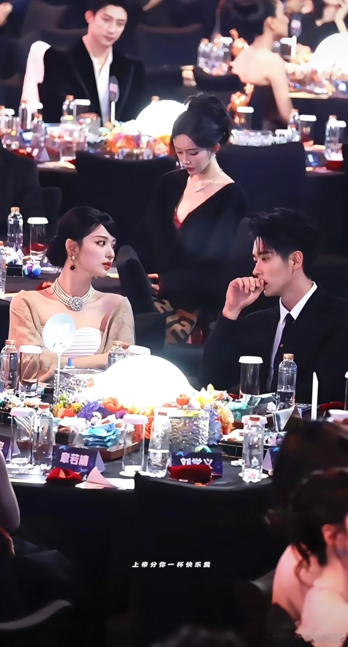 这画面里的四个人仿佛从小说里走出来的谁懂啊家人们！这画面里的四个人任意两两配对都