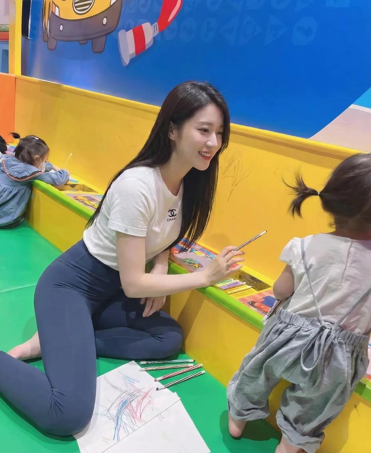 今天我终于懂了！为啥孩子他爸天天抢着去接娃，原来醉翁之意不在酒啊！刷到这张