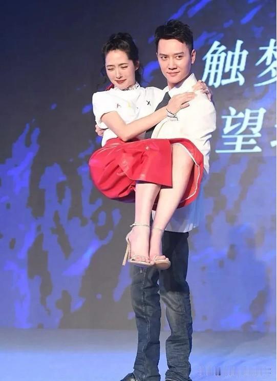 同样是公主抱，冯绍峰一脸的轻松，一脸的淡定，一看他就是属于平常经常锻炼的男生，有