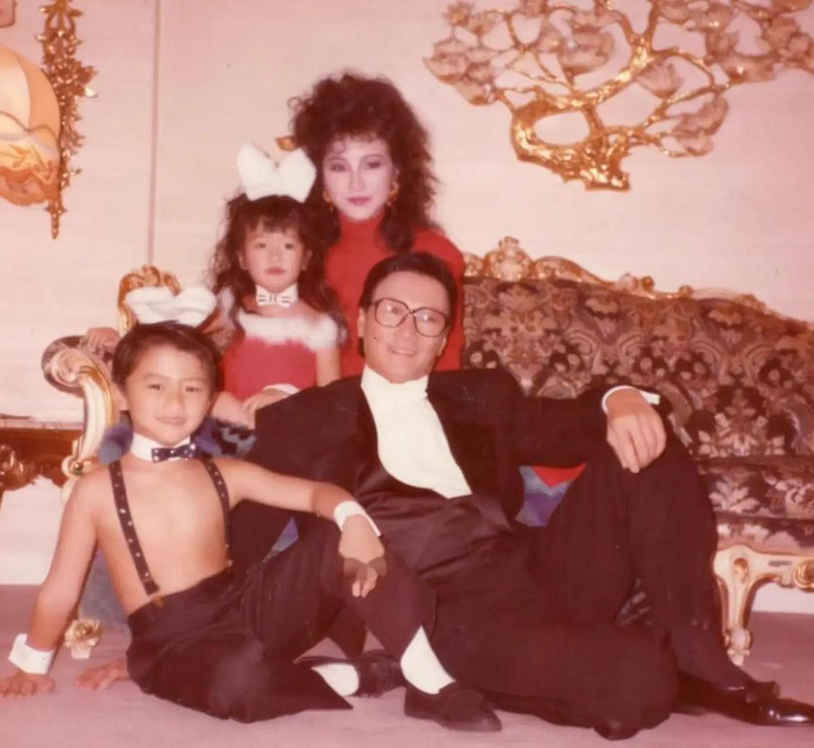 看到谢霆锋小时候的全家福，感觉就像翻开了一本旧时光的相册。照片里的谢霆锋还是个奶