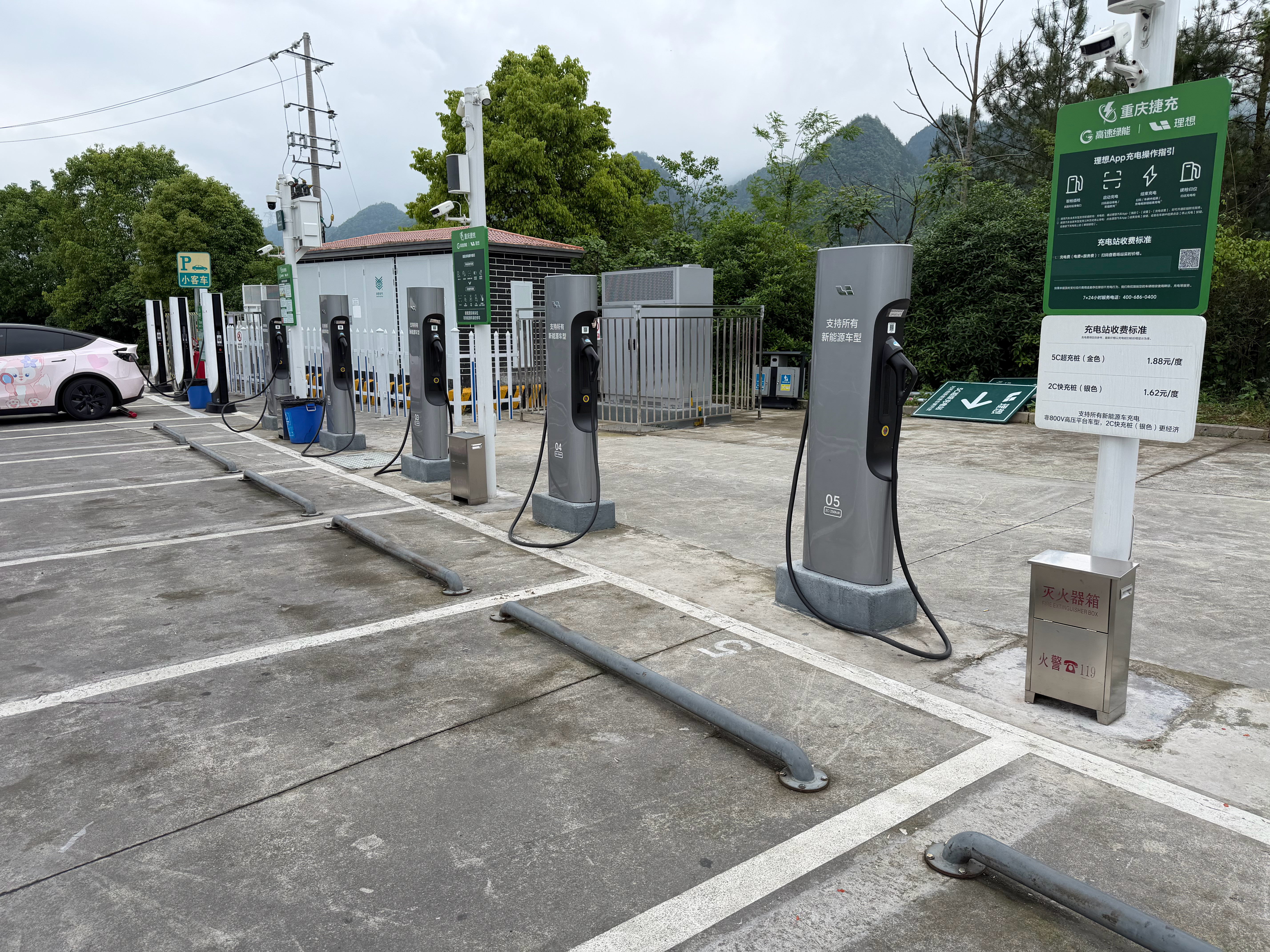 理想在两个地区的5C桩也是对普通车辆开放的，价格会贵两毛钱，当然了对理想车主则是