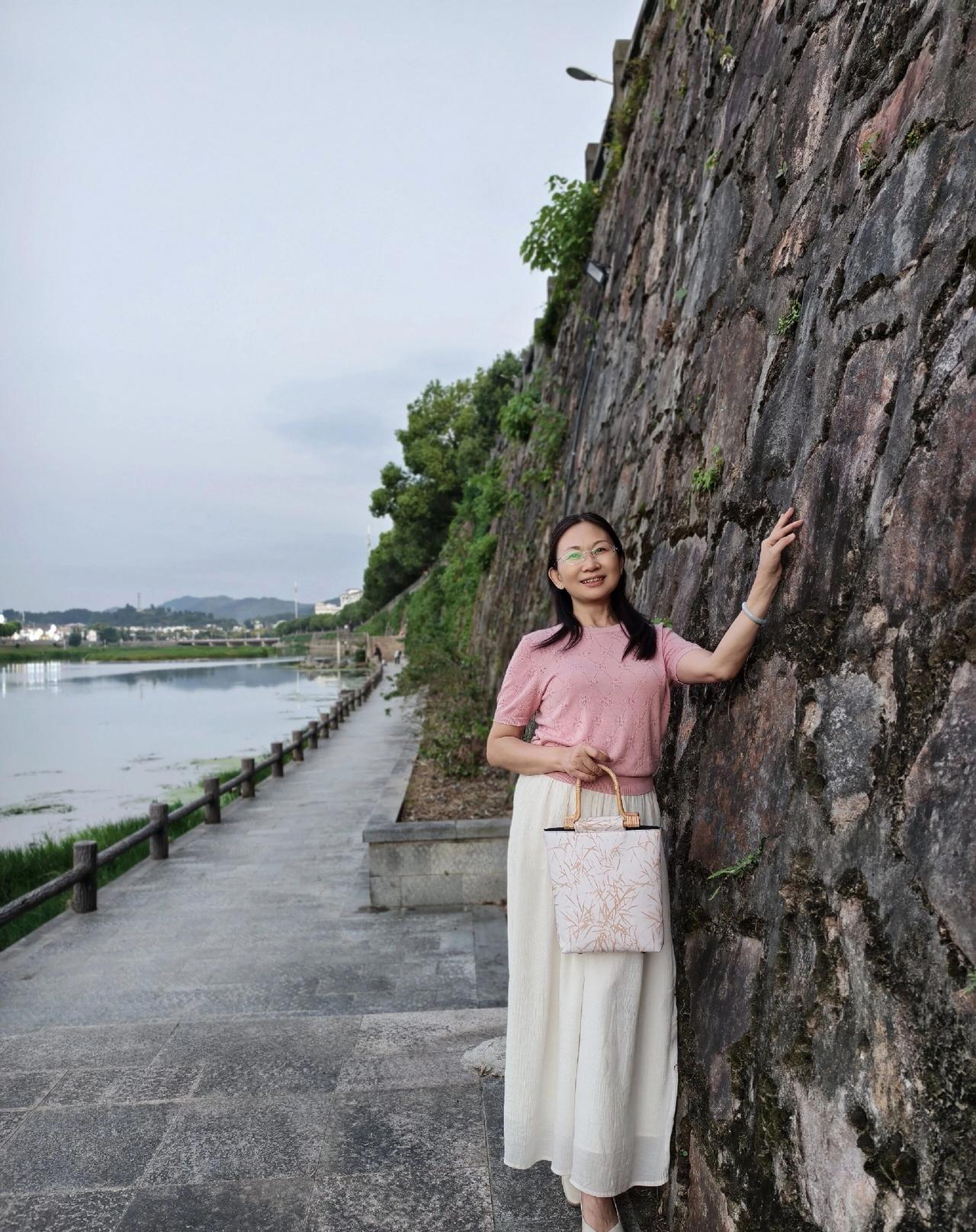 徽州古城出美女。景好人美。