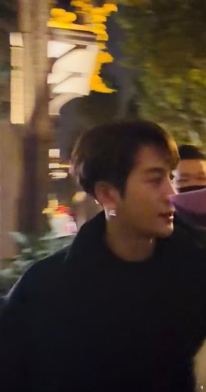 woc了怎么跟五年前长一样啊woc了王嘉尔好帅啊