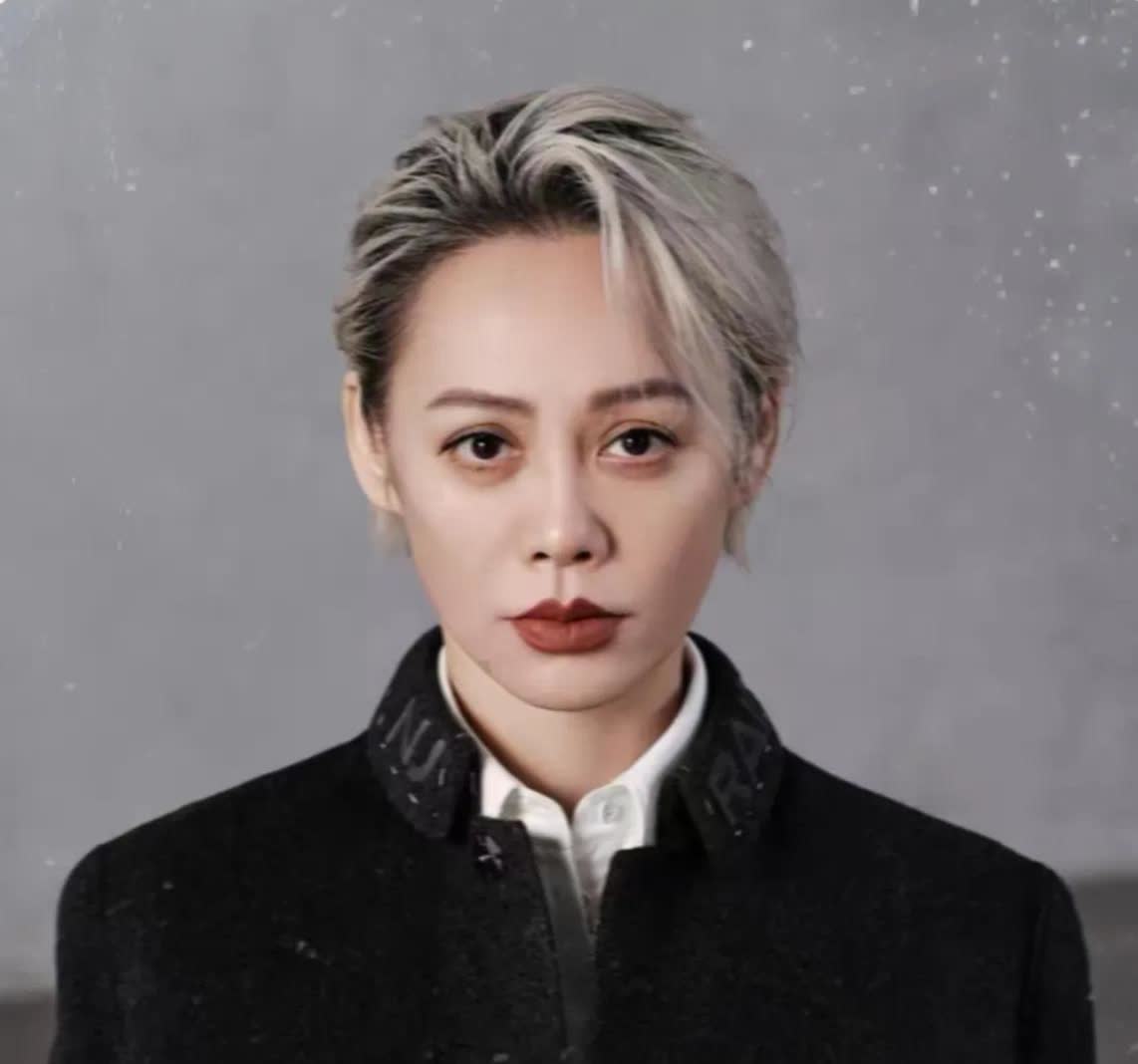 我问我老公："如果要选一个，宁静和章子怡你选谁？"​我老公毫不犹豫地说："是