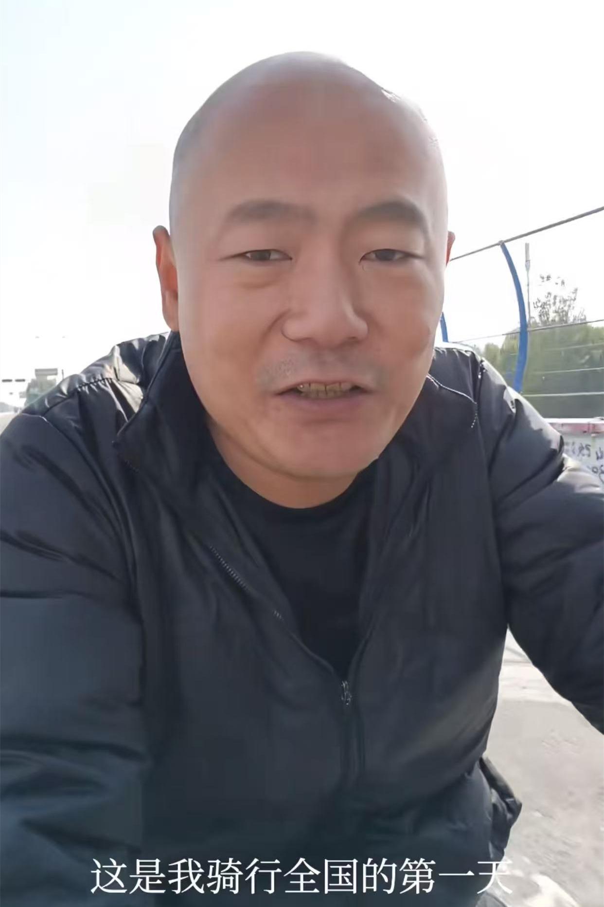 岳云鹏、岳雪刚这亲哥俩也挺够任性的,用网友的话来说,一个非要唱,一个非要骑。岳雪