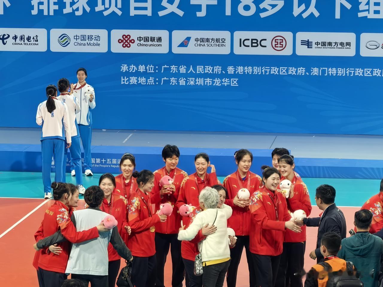 上海老帅沈富麟70岁离乡背井到南京执教江苏U18女排，如今功德圆满，他白发苍苍的