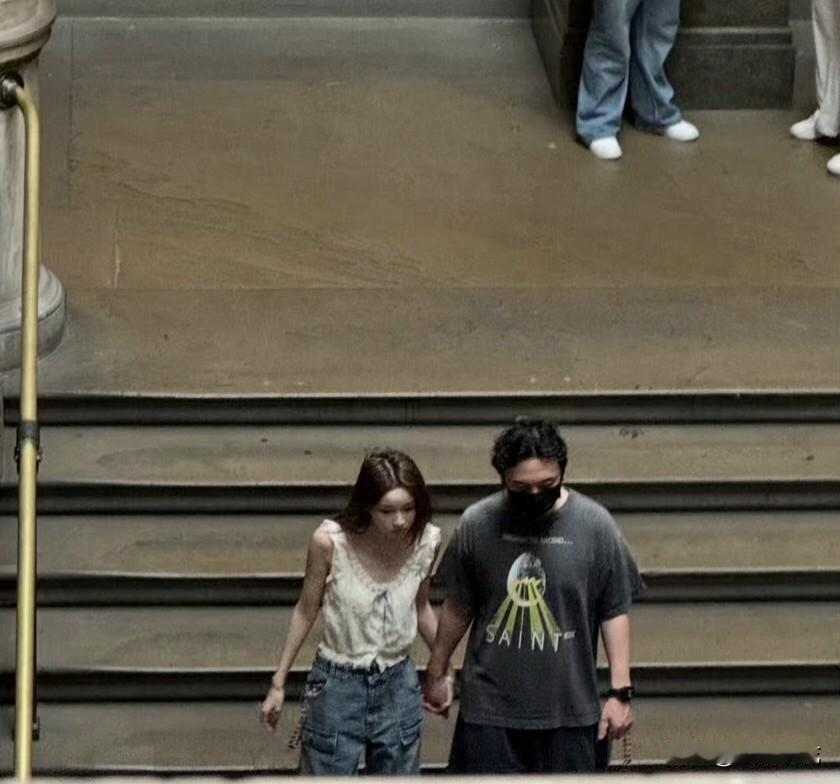 网友在英国偶遇王思聪和懒懒，小情侣全程十指紧扣、形影不离，恩爱藏都藏不住！王思聪