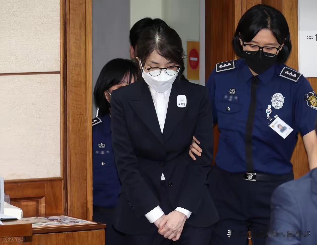 金建希在挣扎什么？4月28日尹锡悦夫人金建希，二审判了4年，罚金5000万