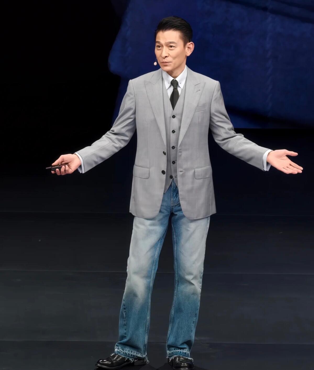 刘德华现状引热议年过六旬的刘德华，近期频频出圈，他当下的状态，在网络上引发