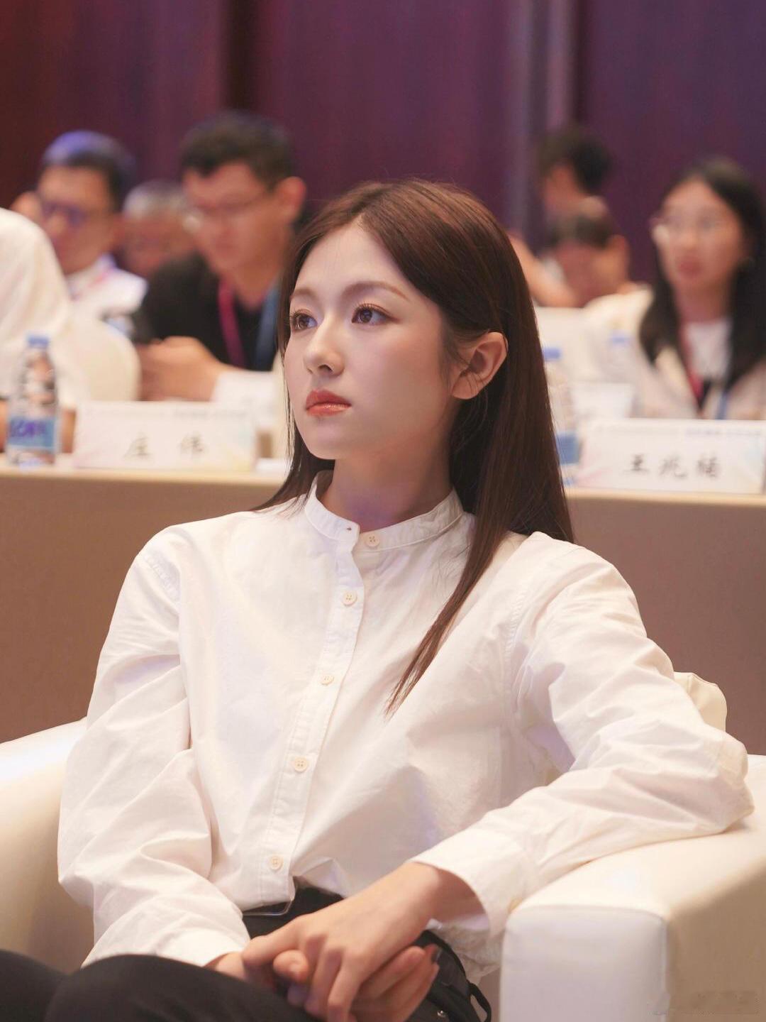 难怪女明星们都喜欢瘦。。。李兰迪瘦了之后真好看！以前看她演无心法师女主的时候我还