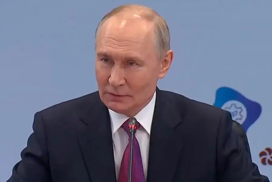 美国彭博社专栏作家马克·钱皮恩发表评论称，在美以与伊朗的战争中，唯一而且十分明显