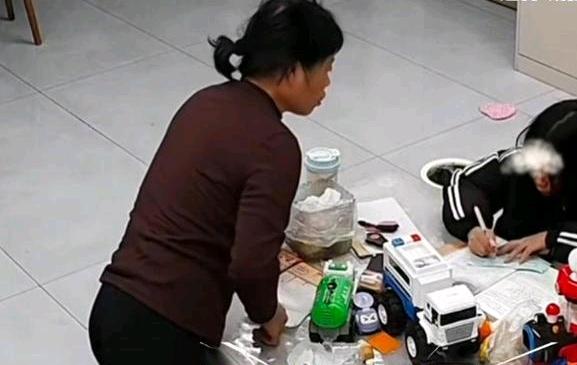 昨天邻居吴婶打了孙子几巴掌，远在千里之外的媳妇通过监控发现后，说她伤害孩子，吴婶