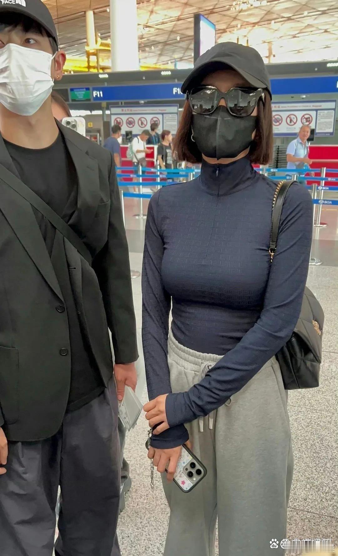 秦岚这身材也太绝了，好气质和好曲线根本藏不住，优雅又迷人～