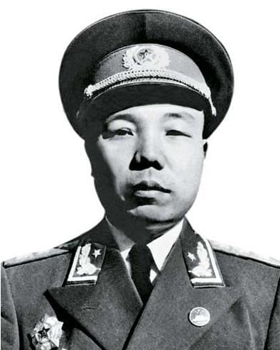 1975年开国上将萧华在兰州吃饭，却被五六个地痞流氓挑衅，对方强硬的让萧华让座，