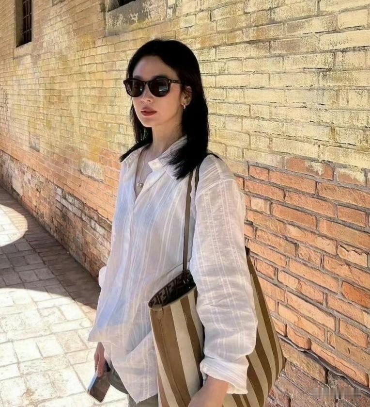 宋慧乔淡淡妆好美宋慧乔年龄大了，还是如此的漂亮，稍微画淡淡的妆都非常美，是