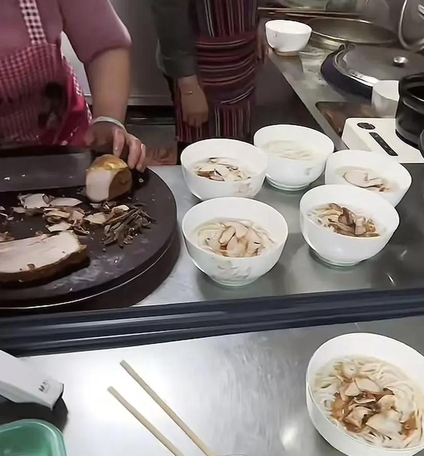 广西，一女子去阳朔旅游，在米粉店花13块吃粉，她惊讶的发现，邻桌一哥们的粉才7元