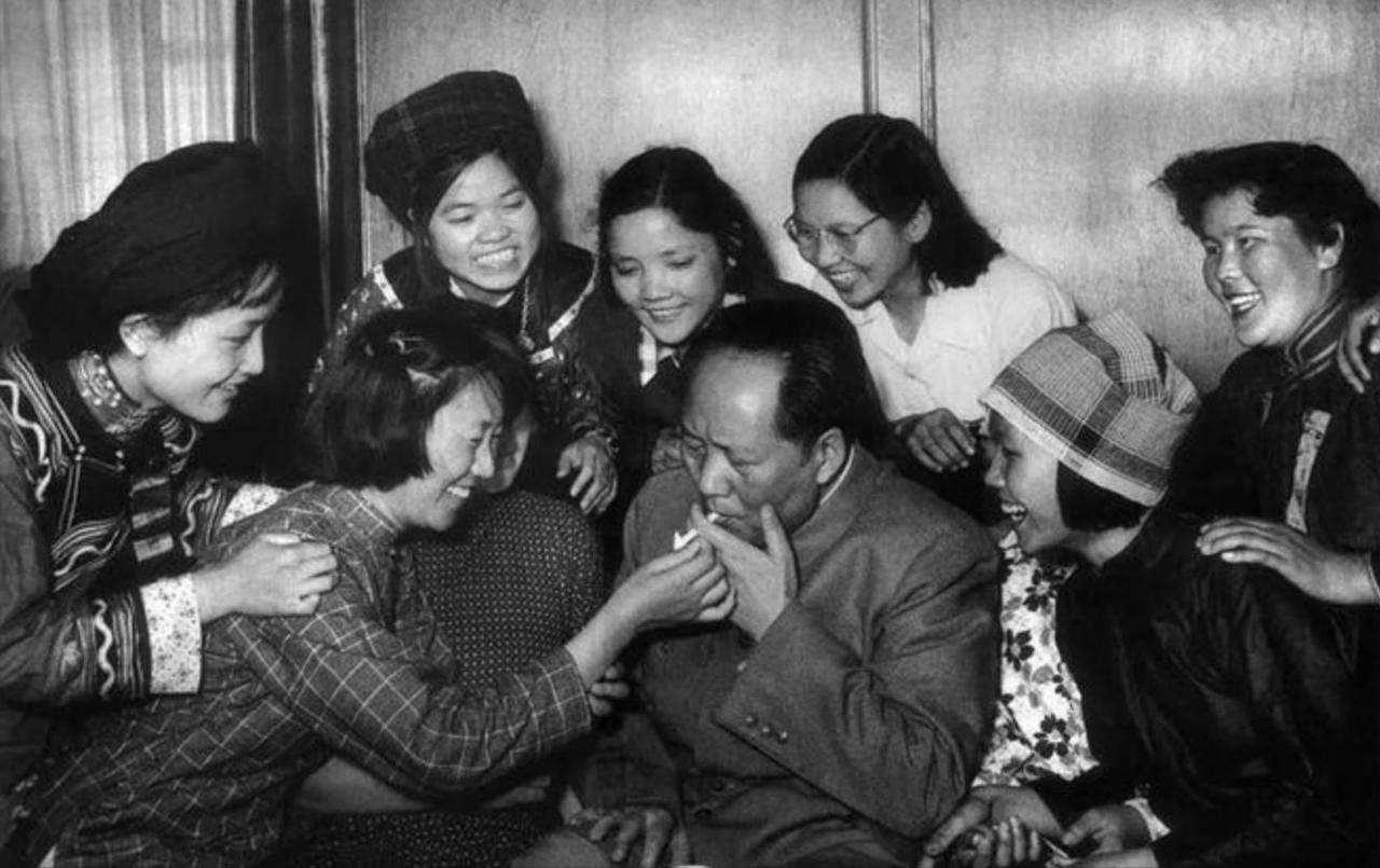 1965年，伟人前往杭州视察，落榻杭州刘庄宾馆。午饭后，伟人与服务员们聊天，1位