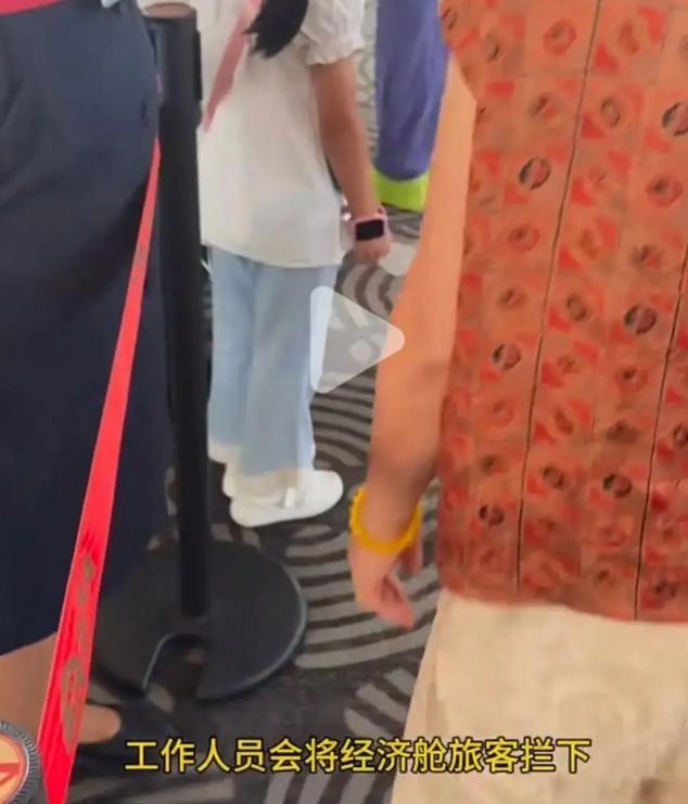 北京大兴机场，一名网友乘坐东航航班时，发现登机口竟只开了一条通道。普通乘客正排着