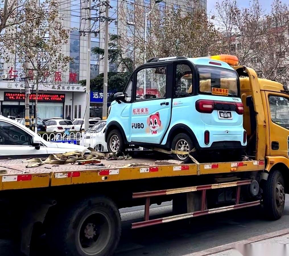 绳子往房顶上一挂，五保户证、慢性病证明往桌子上一拍。大爷就这么安详地坐在我领导